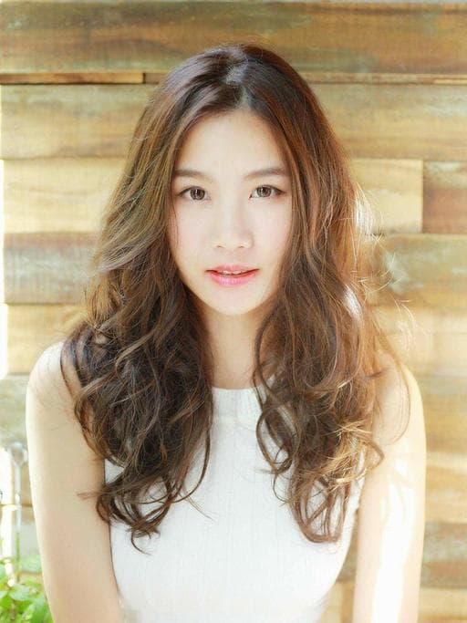 女生長髮、染髮、手撥卷