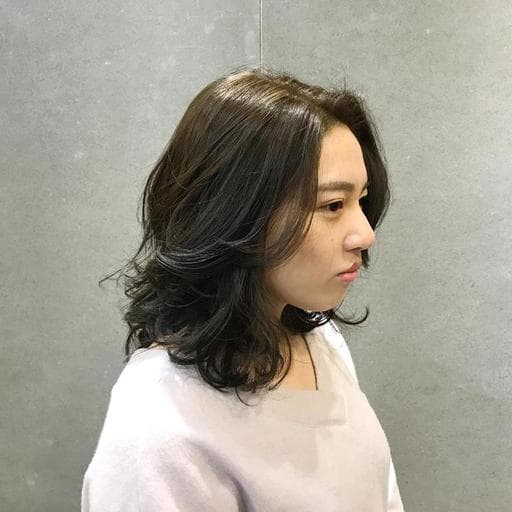 手撥卷、染髮、女生中長髮