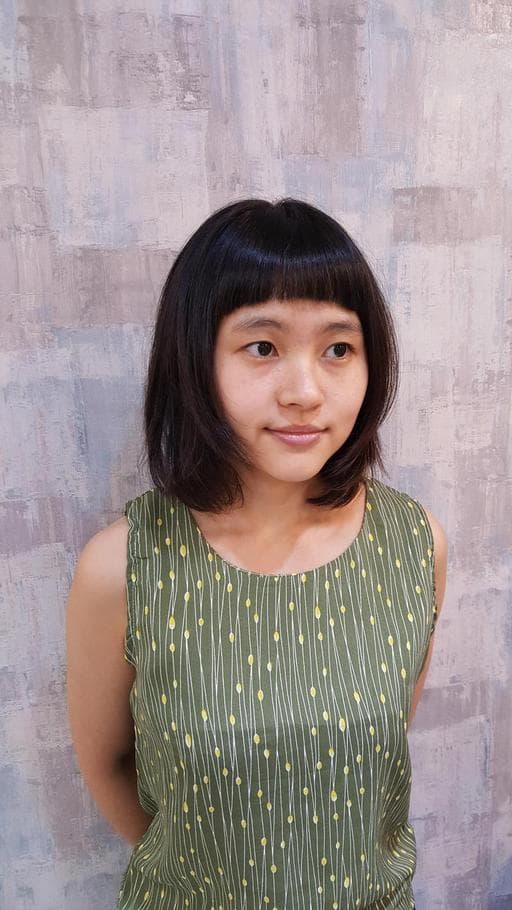 女生眉上瀏海、女生中長髮、剪髮