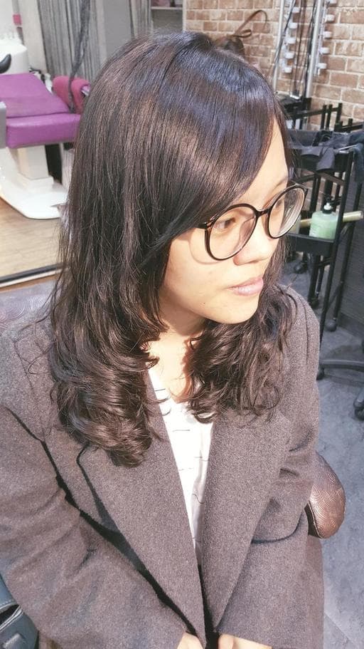 手撥卷、女生長髮、女生中長髮
