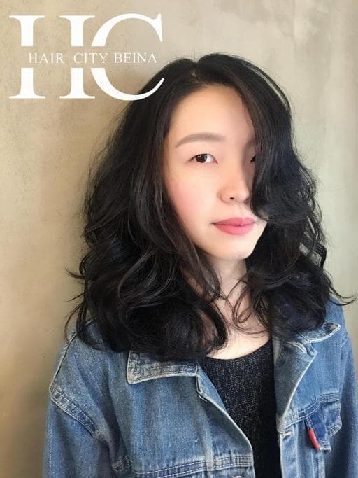 手撥卷、女生長髮、女生中長髮
