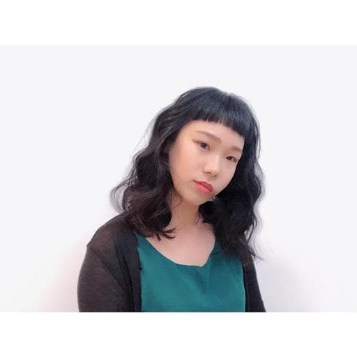女生中長髮、女生眉上瀏海、浪漫大卷