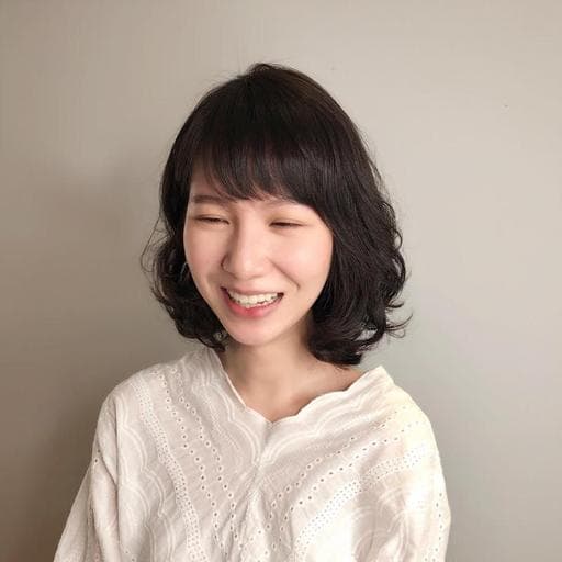 女生中長髮、手撥卷、霧感髮色