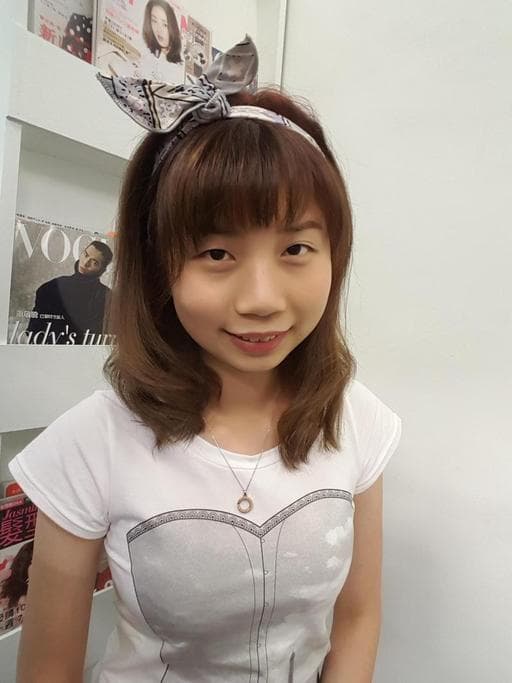 手撥卷、女生長髮、女生染髮