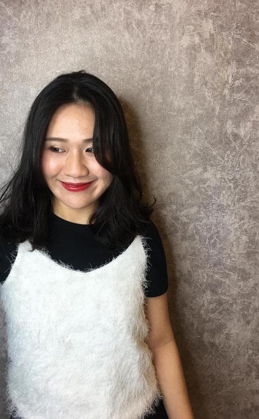 女生長髮、手撥卷、燙卷