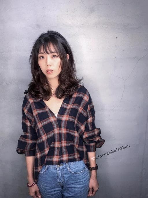 女生中長髮、手撥卷、浪漫大卷