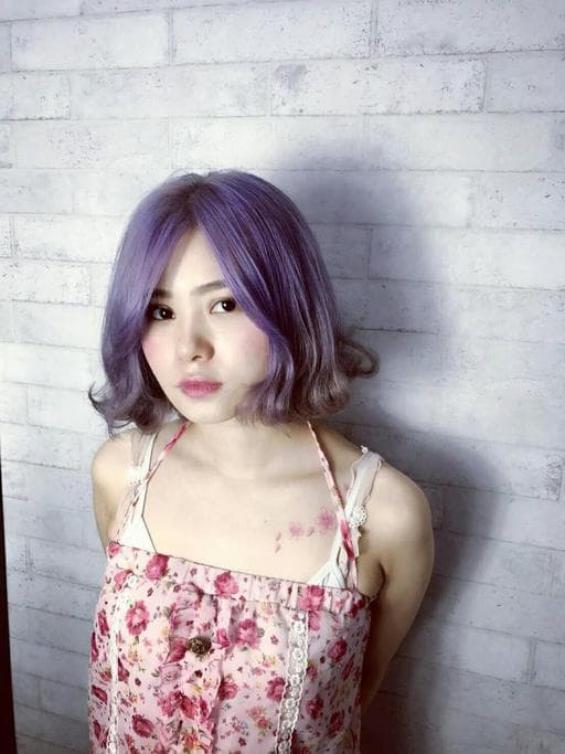 女生短髮、紫外光髮色、粉色系