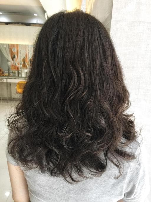 女生中長髮、手撥卷、浪漫大卷