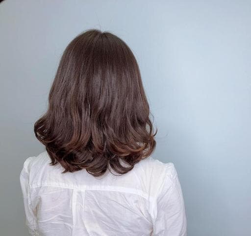 女生短卷髮-(耳下肩上)、手撥卷、燙卷