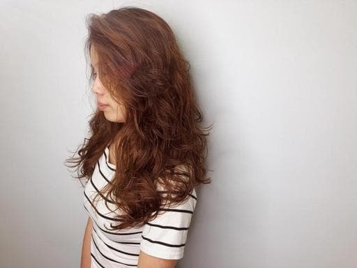 女生中長髮、手撥卷、燙卷