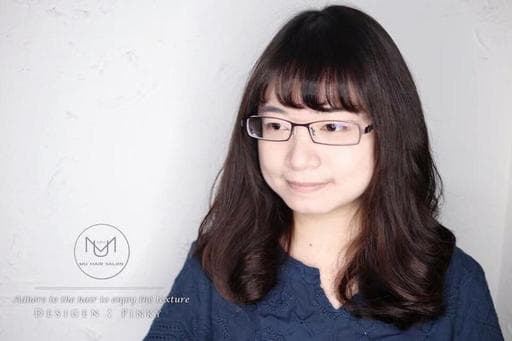 女生燙髮、女生中長髮、手撥卷