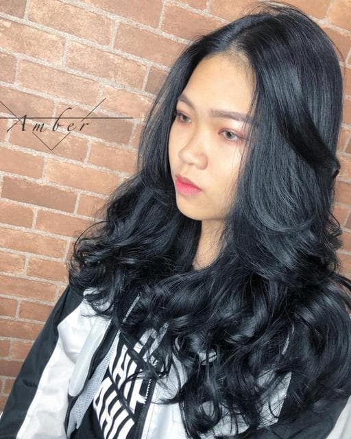 女生長髮、藍綠色