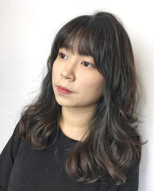女生中長髮、蓬鬆感、手撥卷
