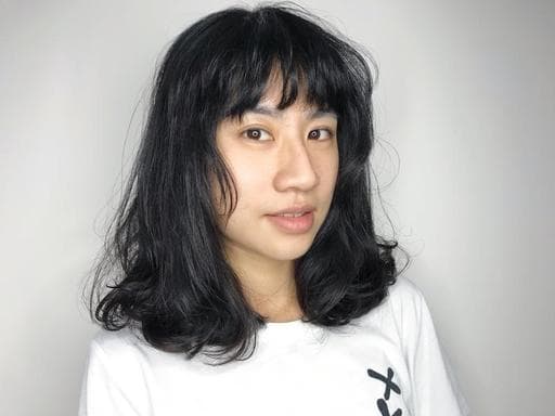 女生中長髮、空氣感卷髮、手撥卷