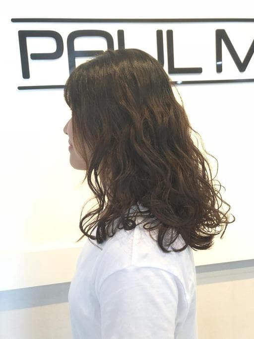 女生中長髮、質感溫塑、手撥卷