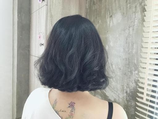 女生短髮、微捲、霧面質感