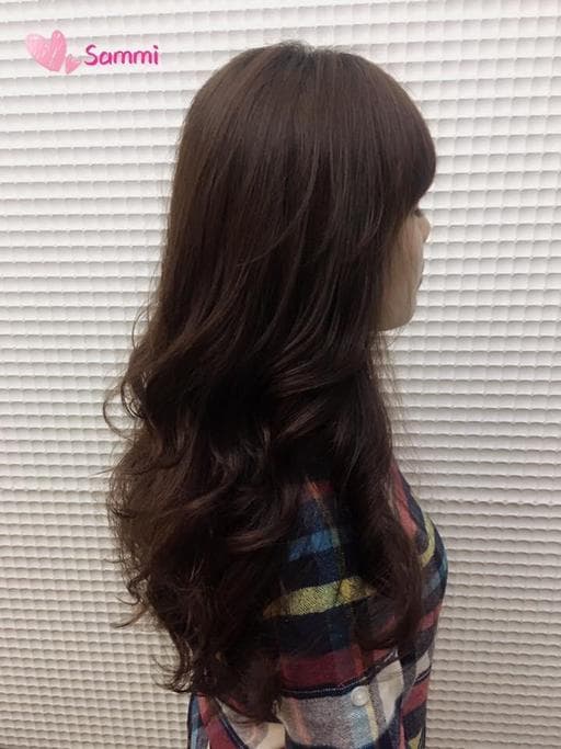 女生染髮、手撥卷、氣質
