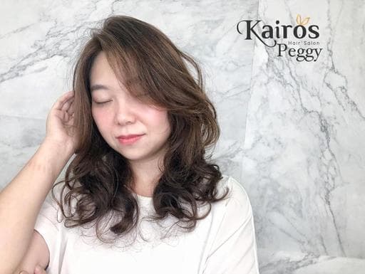 女生中長髮、女生染髮、手撥卷