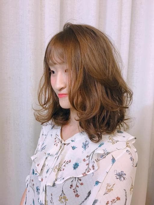 女生短髮、空氣感卷髮、手撥卷