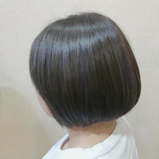 女生短髮、冷色調、霧面質感