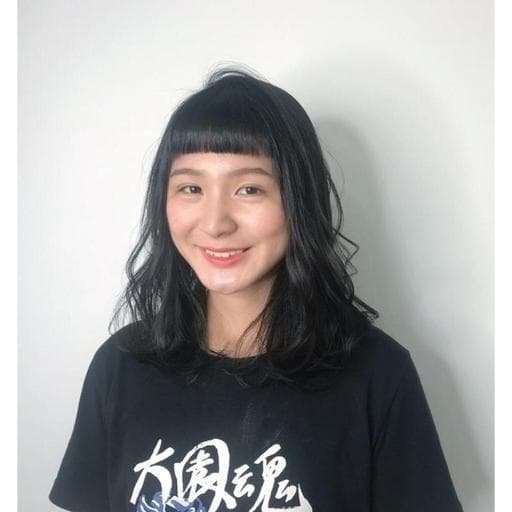 女生中長髮、微捲、日系