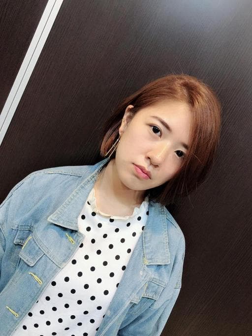 女生短髮、棕色系、微捲