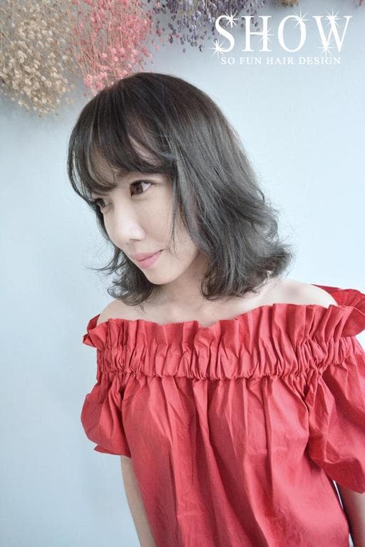 女生中長髮、空氣感卷髮、灰色系