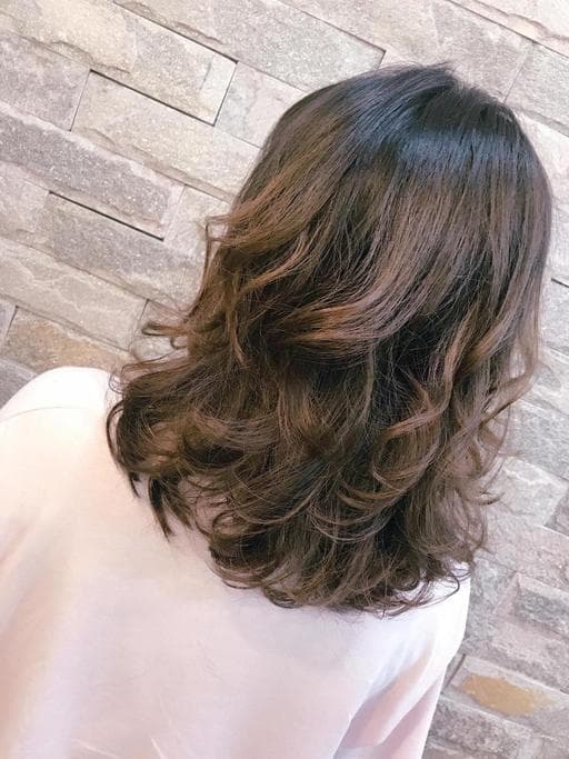 女生短髮、燙卷、手撥卷