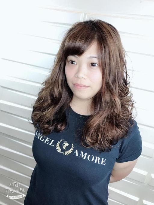 女生中長髮、質感溫塑、手撥卷