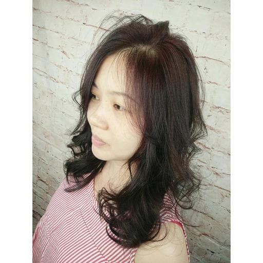 女生中長髮、燙卷、手撥卷