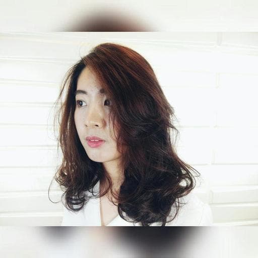 女生中長髮、韓系、手撥卷