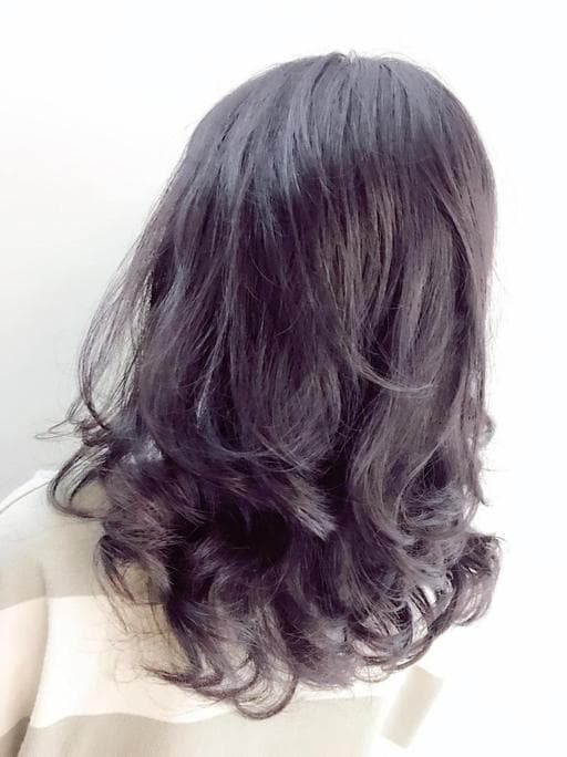 女生中長髮、灰色系、手撥卷