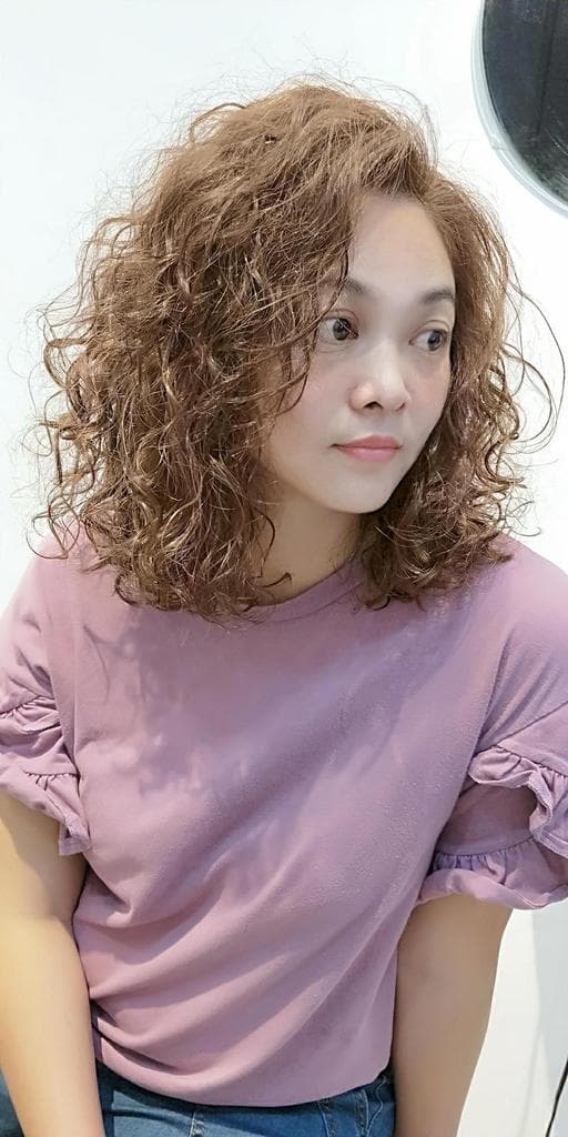 女生中長髮、奶茶色調、浪漫卷髮