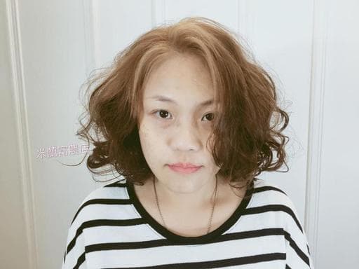 女生短髮、棕色系、手撥卷