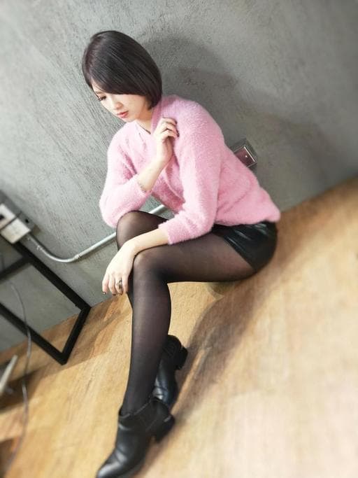 女生短髮、灰色系、紫外光髮色