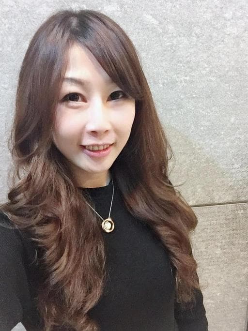 女生長髮、手撥卷、浪漫大卷