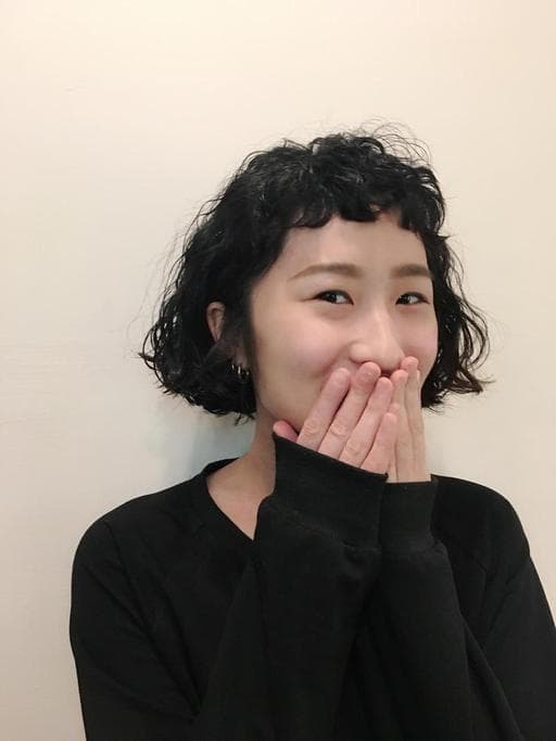 女生短髮、女生眉上瀏海、嬉皮卷