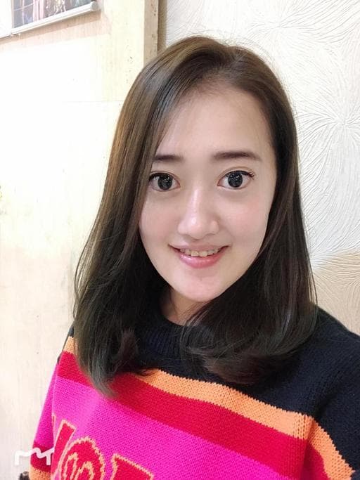 女生中長髮、內彎、冷色調