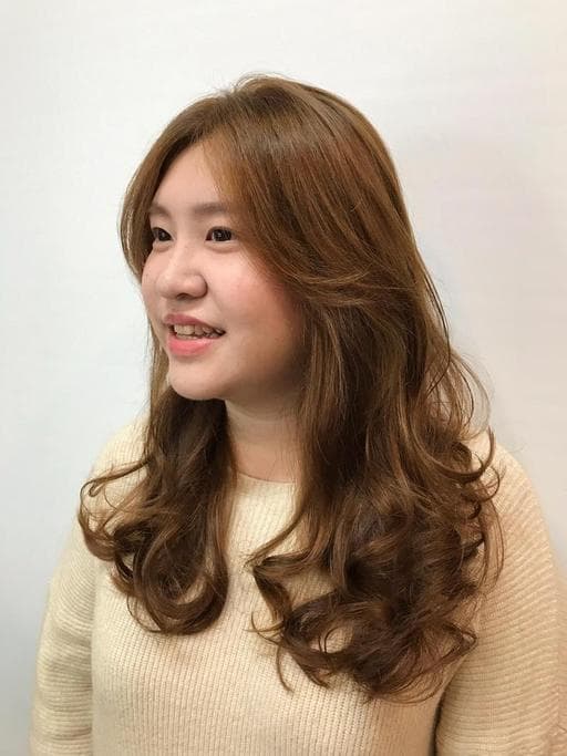 女生長髮、冷萃咖啡髮色、手撥卷