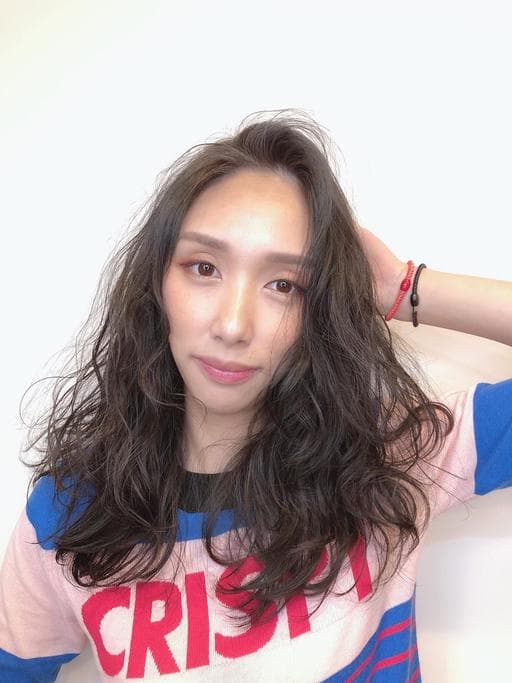 女生染燙、空氣感卷髮、冷色調