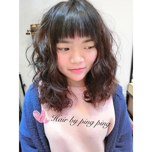 女生眉上瀏海、及肩中長卷髮、女生燙髮