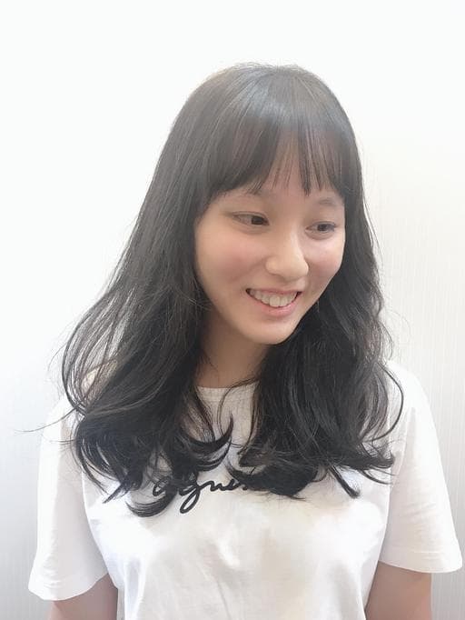 女生長髮、不用漂髮、及肩中長卷髮