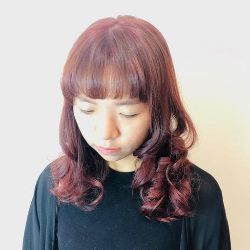 女生中長髮、女生染髮、莓果色