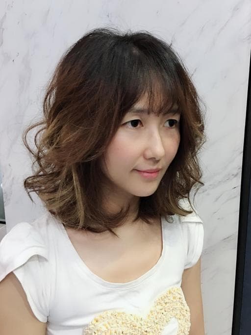 女生中長髮、溫塑燙、及肩中長卷髮