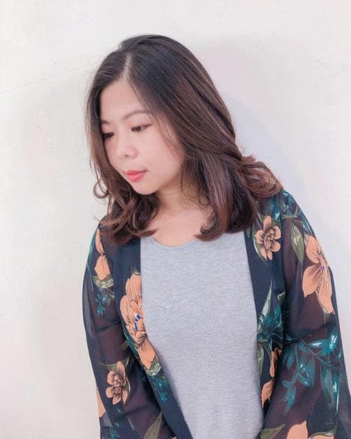 女生中長髮、燙卷、手撥卷