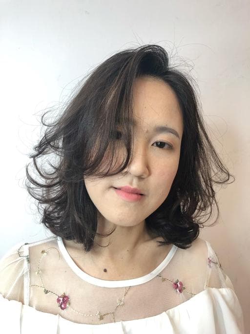 女生中長髮、燙髮、手撥卷
