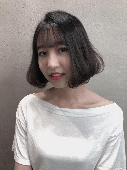 黑茶髮色、女生短髮、內彎
