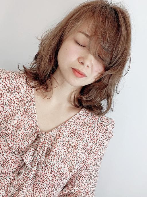 女生中長髮、結構式護髮、外翻大捲髮型