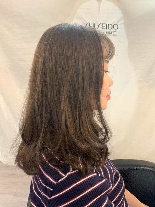 女生中長髮、棕色系、冷色調
