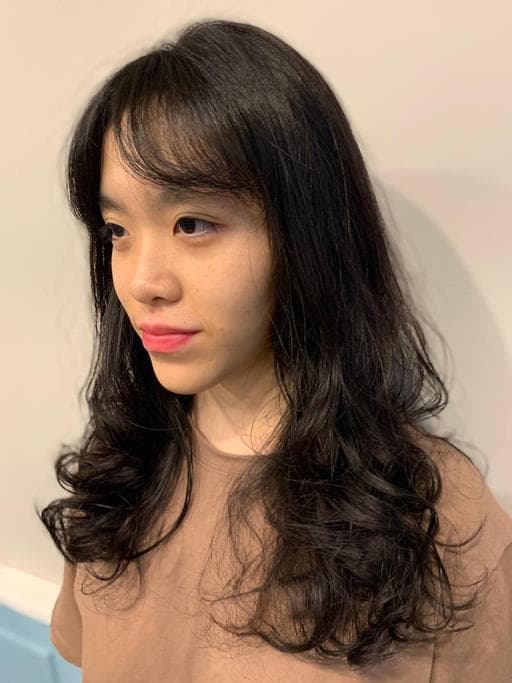 女生長髮、手撥卷、浪漫大卷